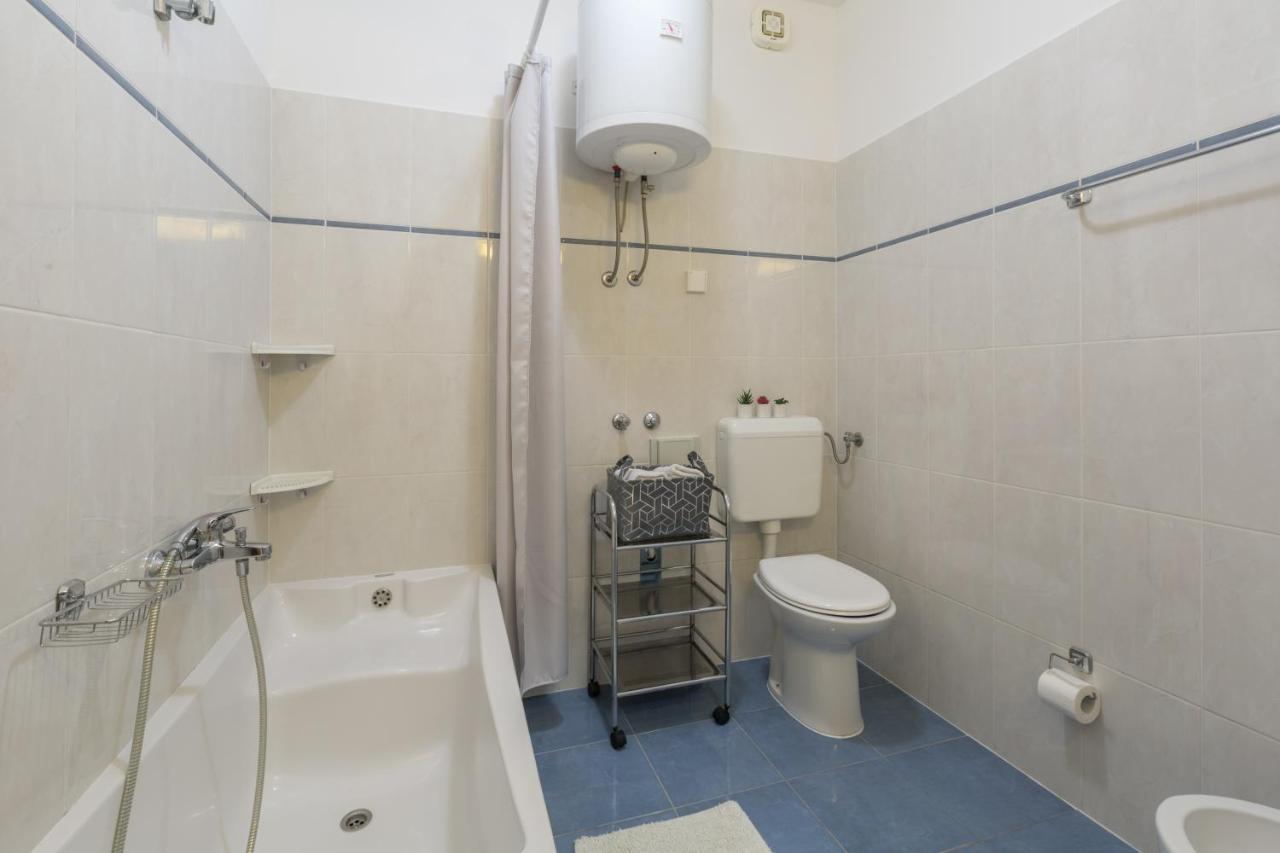 Family Apartment Romina เวอร์ซาร์ ภายนอก รูปภาพ