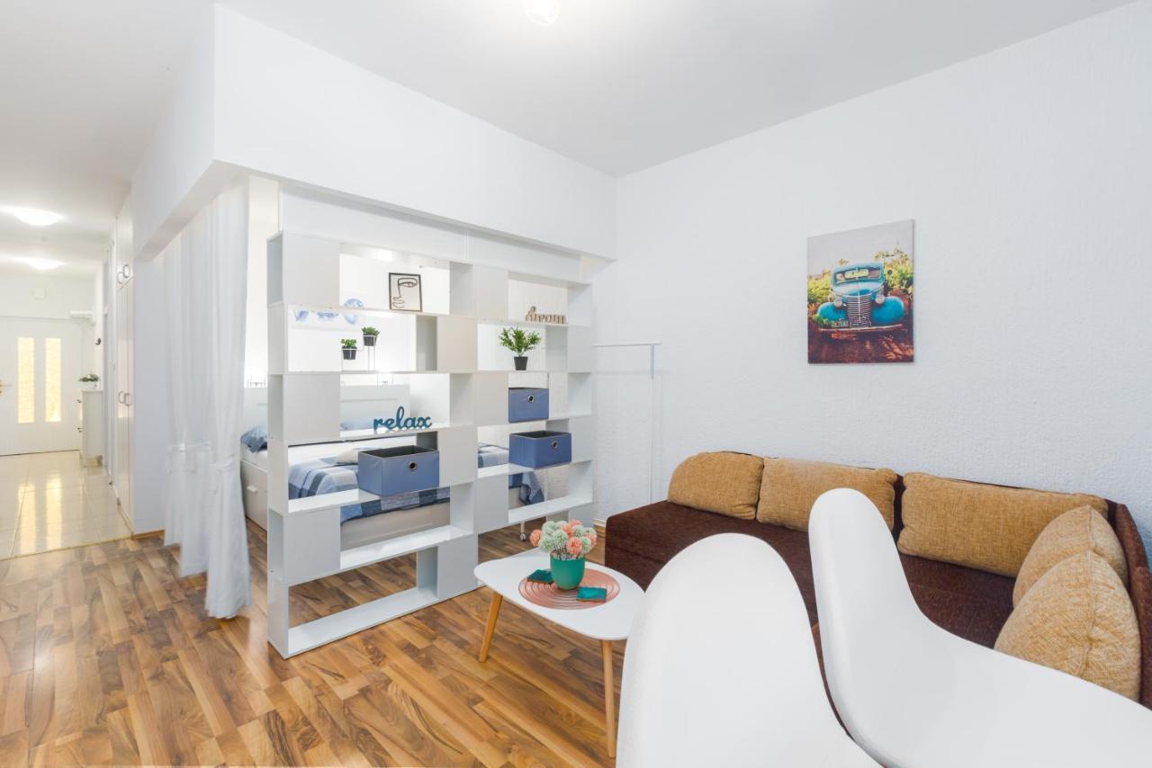 Family Apartment Romina เวอร์ซาร์ ภายนอก รูปภาพ