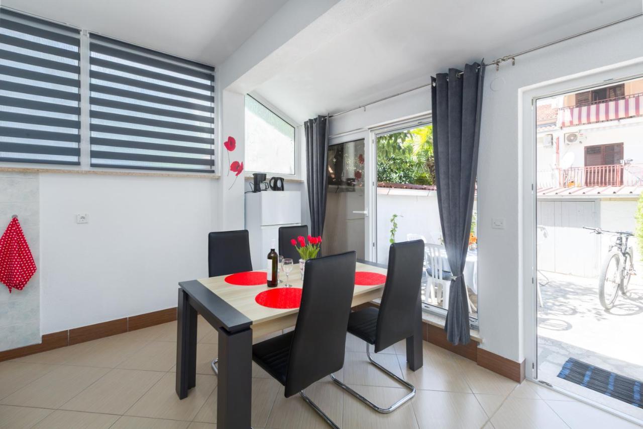 Family Apartment Romina เวอร์ซาร์ ภายนอก รูปภาพ