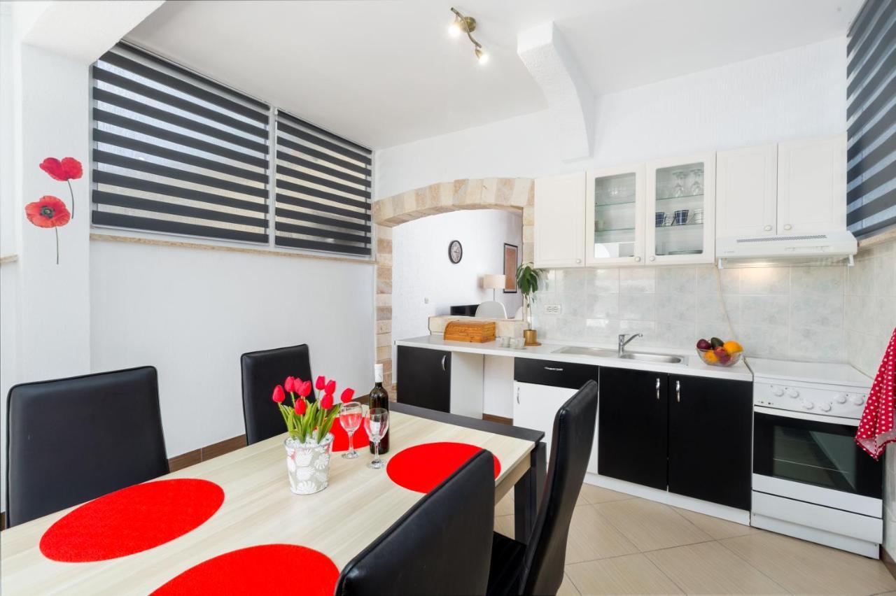 Family Apartment Romina เวอร์ซาร์ ภายนอก รูปภาพ