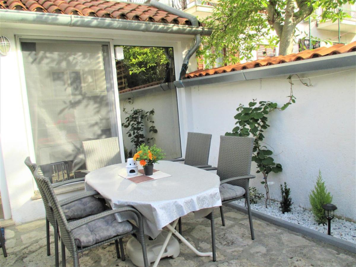 Family Apartment Romina เวอร์ซาร์ ภายนอก รูปภาพ