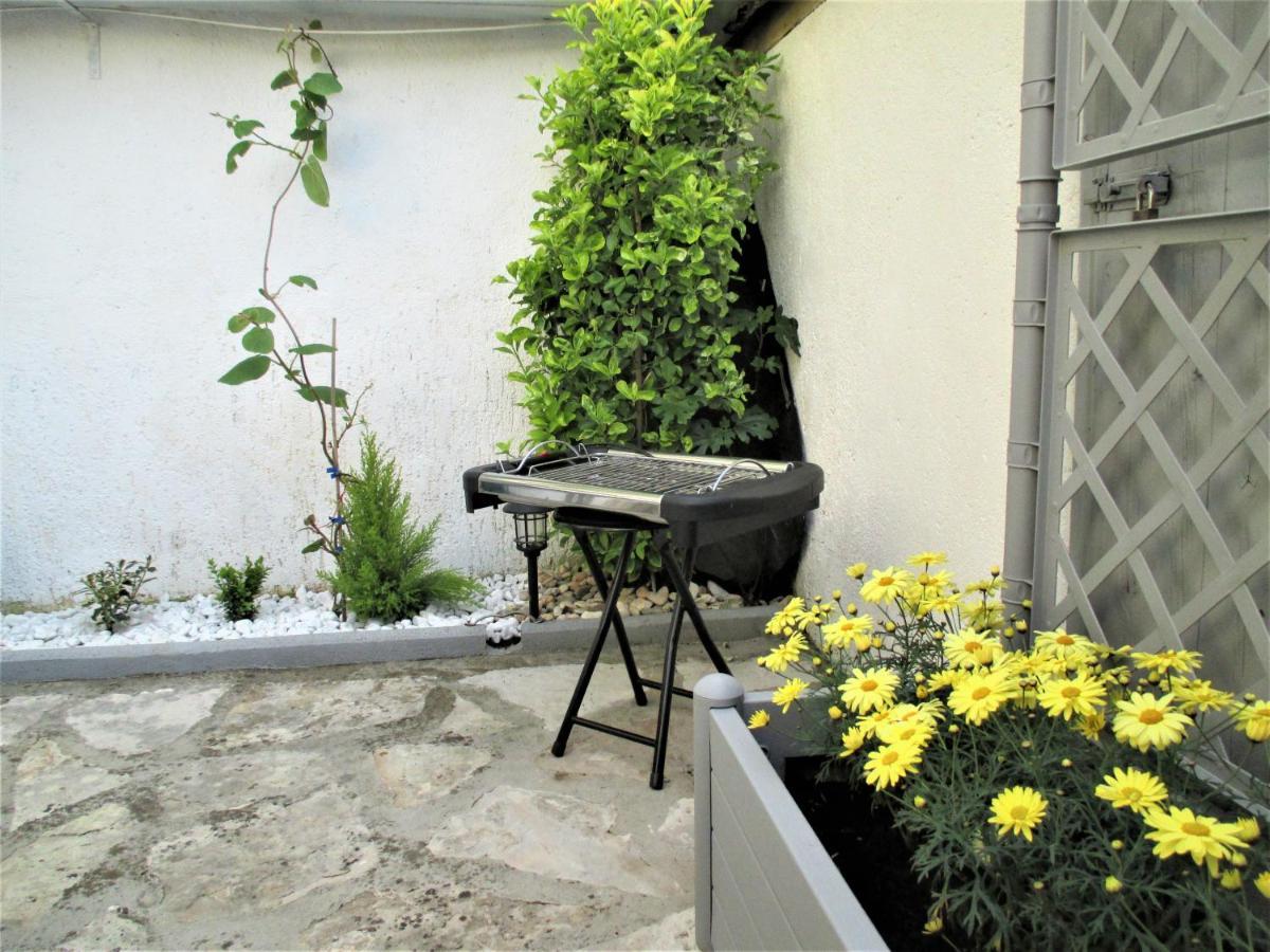 Family Apartment Romina เวอร์ซาร์ ภายนอก รูปภาพ