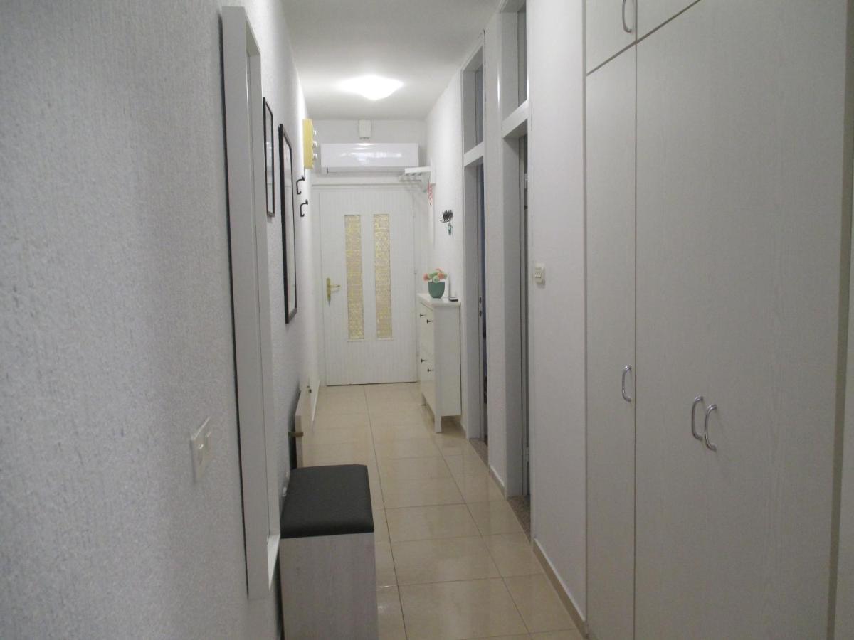 Family Apartment Romina เวอร์ซาร์ ภายนอก รูปภาพ