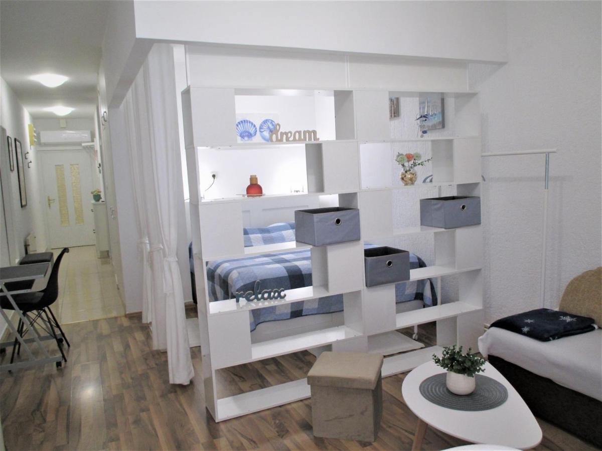 Family Apartment Romina เวอร์ซาร์ ภายนอก รูปภาพ