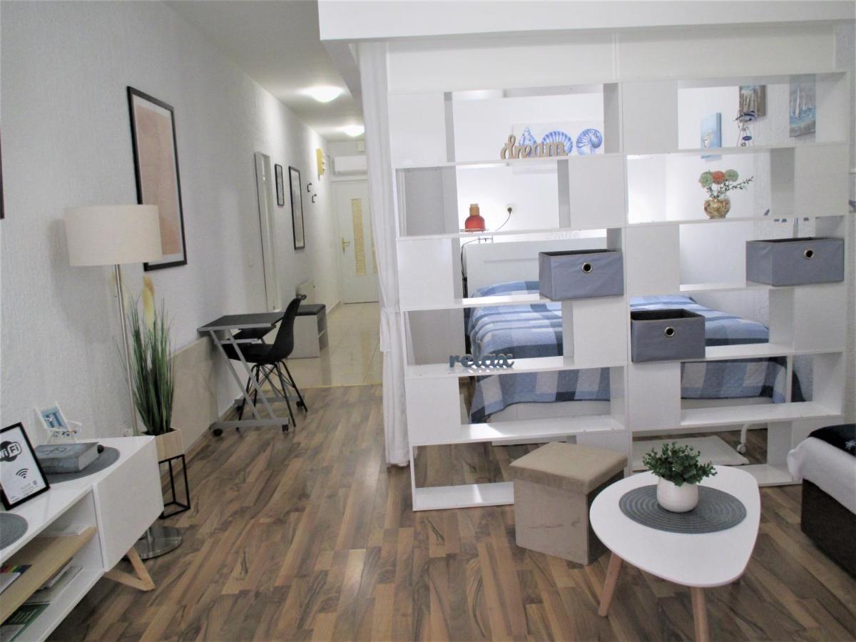 Family Apartment Romina เวอร์ซาร์ ภายนอก รูปภาพ