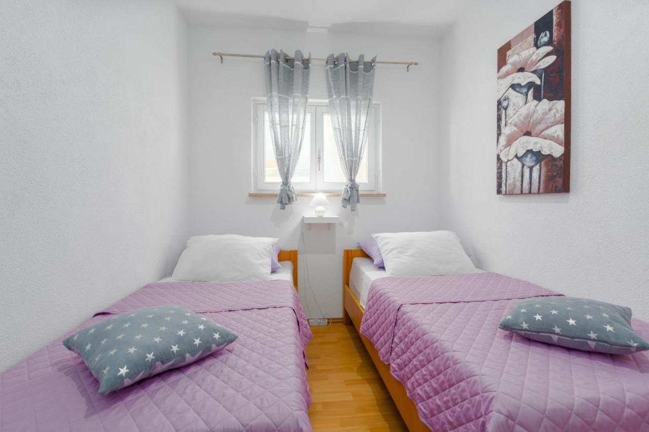 Family Apartment Romina เวอร์ซาร์ ภายนอก รูปภาพ
