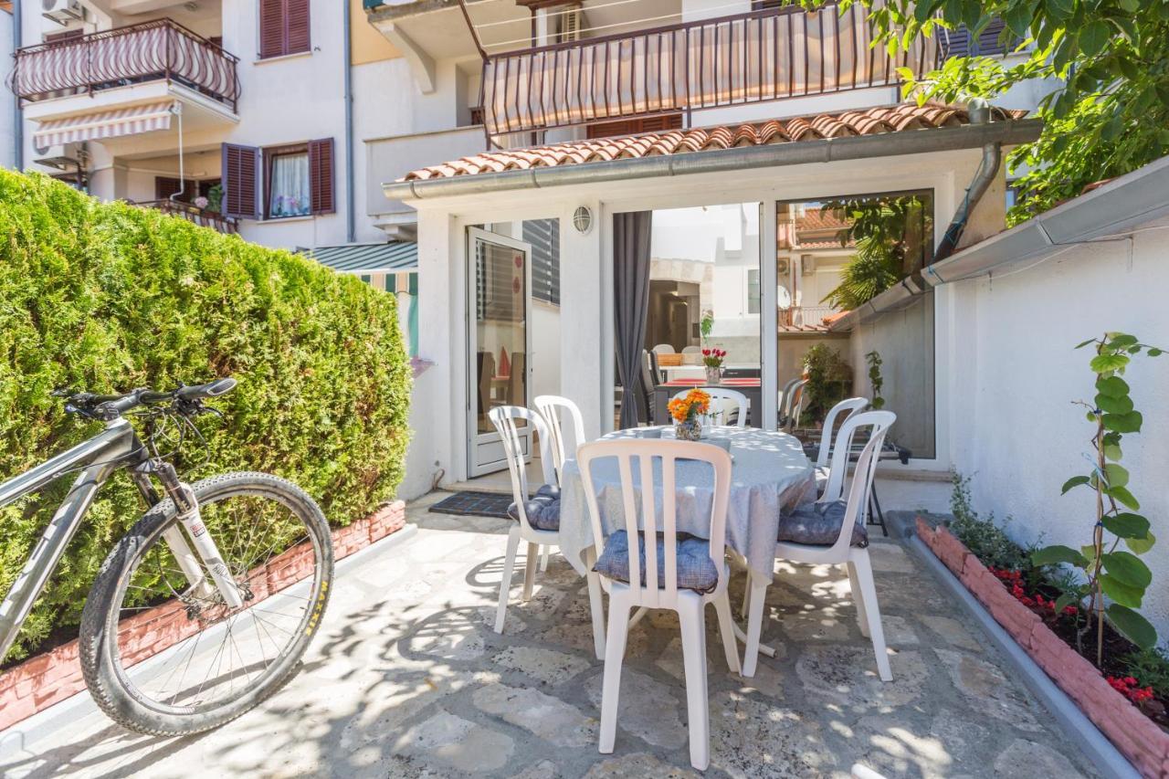 Family Apartment Romina เวอร์ซาร์ ภายนอก รูปภาพ